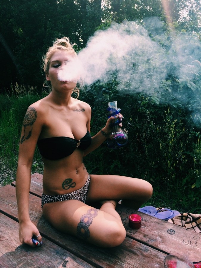 девушка курящая марихуану фото